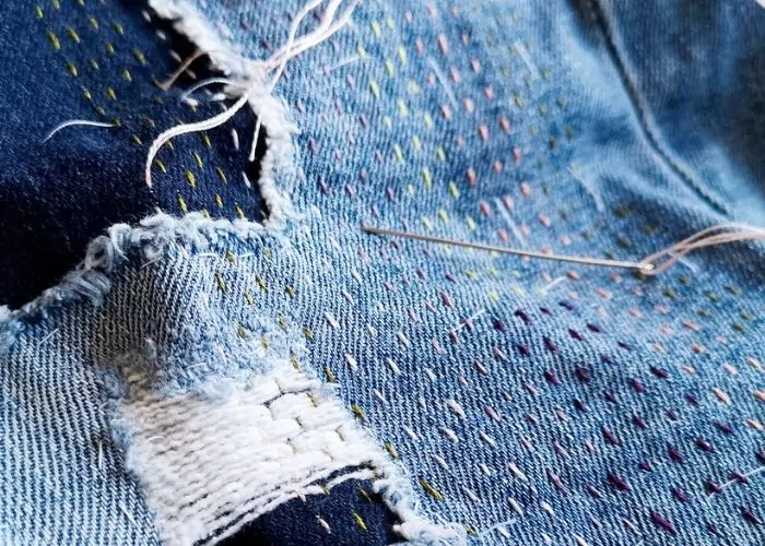 Come riparare i jeans tutorial passo 3 - ricamare