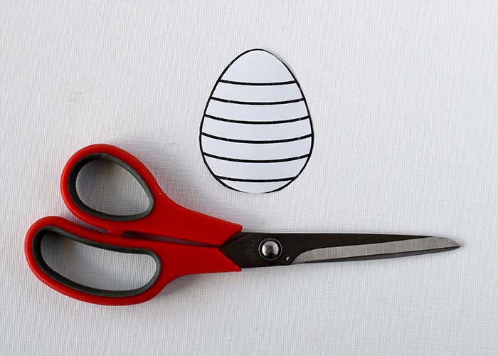Ritagliare la forma dell'uovo dal modello scaricato.