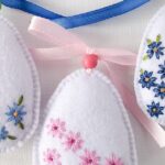 Uovo di Pasqua con decorazione in feltro con margherite