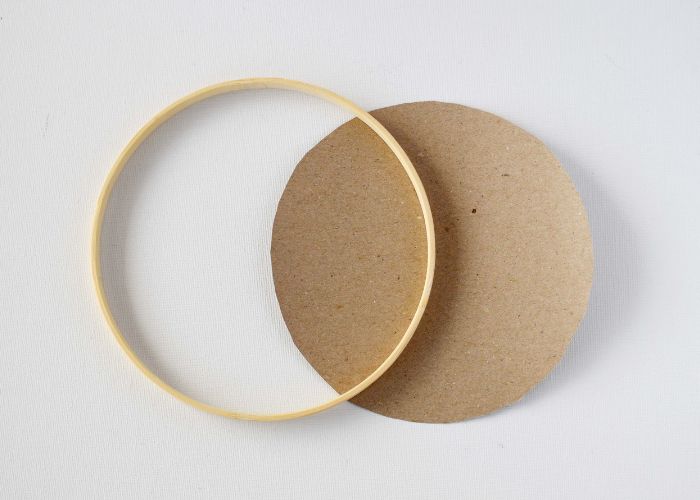 Cerchio interno e pezzo rotondo di carta craft marrone