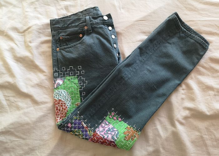 Jeans rammendati in modo colorato con toppe e cuciture sashiko