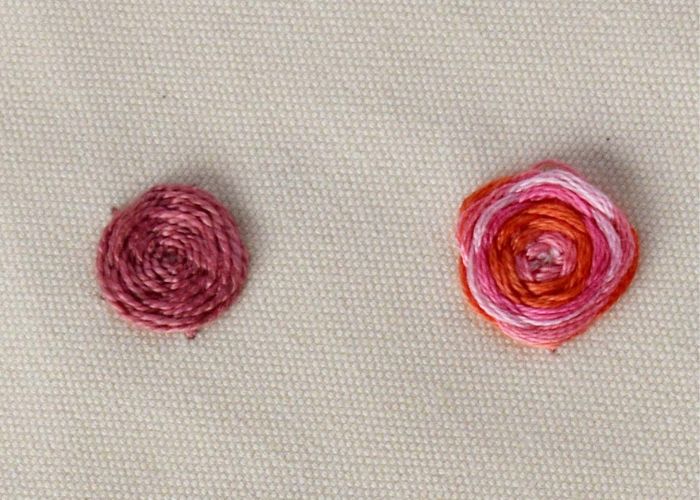 Fiori a punto ruota intrecciato in cotone perlato rosa e filati variegati, lato anteriore