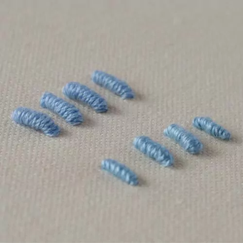 Punto nodino allungato