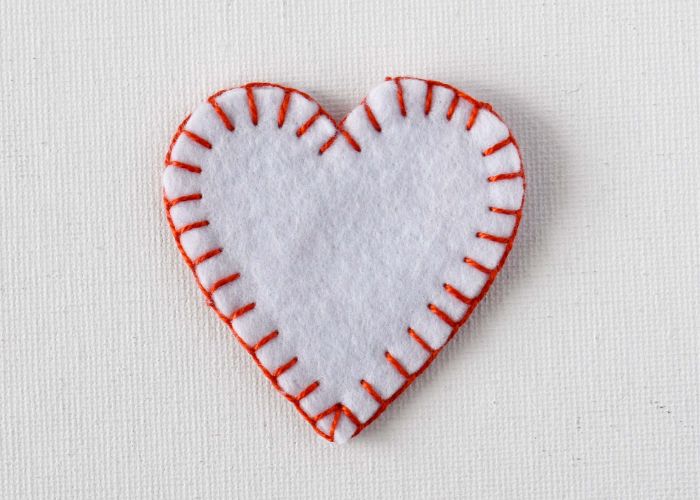 Punto Coperta per cucire ornamenti a cuore in feltro bianco