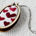 Tutorial sul mini ciondolo a cerchio + schema di ricamo a cuore gratuito: Crea splendidi regali!
