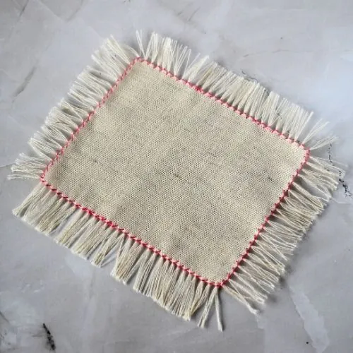 Punto a giorno con orlo a frangia